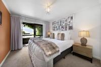 Two-Bedroom Lake View Townhouse and Private Spa