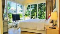 Zimmer mit Queensize-Bett und Gartenblick