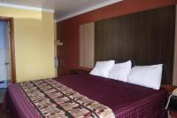 Zimmer mit Kingsize-Bett