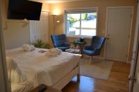 Habitación con cama extragrande y balcón