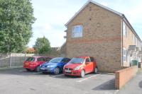 Friars Walk 2 with 2 bedrooms, 2 bathrooms, fast Wi-Fi and private parking - B&B Sittingbourne
