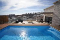 4 Bedroom Penthouse with Heated Pool - By Vacay - B&B
