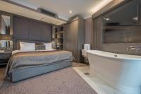 One-Bedroom King Suite with Bath