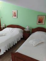 Dreibettzimmer mit Poolblick