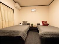 Standaard Tweepersoonskamer met 2 Aparte Bedden - Gedeelde Badkamer