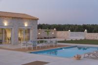 Evaero Villas I, II, III, IV, Family Retreats, By ThinkVilla - Chambres d'hôtes Sfakáki