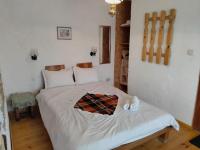 Zimmer mit Queensize-Bett und Gartenblick