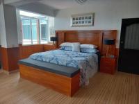 Zimmer mit Kingsize-Bett und Bergblick