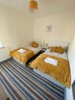 Modern 3 bed home, Free Parking, Free Netflix and WIFI - B&B