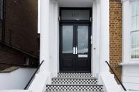 Recently redecorated bright 1BR near Shepherds Bush with parking SOA - Chambres d’hôtes