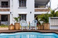 Les Cerisiers Beach Residence, Cosy and Modern 3 bedroom apartment located 50 metres from the beach and from all amenities and restaurants on the coastal road - Chambres d'hôtes Flic en Flac