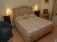 Zimmer mit Queensize-Bett und Gemeinschaftsbad