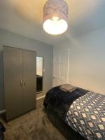 Cosy 3 Bedroom house, Free parking & WIFI - Bed and Breakfast