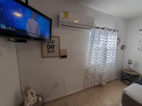 Aguadilla Surfers Lair apt with AC Wifi 8 minute walk to Crashboat beach - Chambres d'hôtes Aguadilla