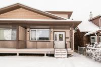 Bali Style Home - King Bed - Fireplace - Jacuzzi - Fast Wi-Fi - Free Netflix & Garage Parking - B&B Edmonton