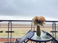 Beach Front APT with Stunning Sea View - Bed and Breakfast Swansea