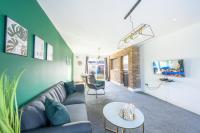Charming 3 Bedroom Home with WiFi - Ideal for Relocation-Near M25, Free Parking - Chambres d'hôtes Slough