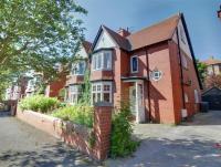 Large 5 Bed House in Scarborough near the beach, Large Garden & HOT TUB - Bed and Breakfast