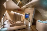 Zimmer mit Queensize-Bett und Whirlpool-Badewanne