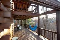 B&B Swiss - Treetops Cabin easy to Asheville with fast wifi and great view - Bed and Breakfast Swiss