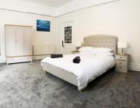 April Lodge -3Bed-Sleeps 6-Parking-Spacious-Long Stays-Groups-Professionals-Contractors Welcome - B&B Bournemouth