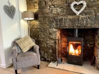 B&B Aberdare - The Cwtch, Log Fire, Sleeps 5, Nr Zip World, Brecon and Bike Park Wales - Bed and Breakfast Aberdare