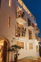 Blue Waves Boutique Hostel - Bed and Breakfast
