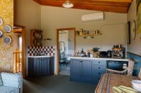 Habitación con cama extragrande y vistas a la montaña