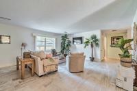 Sunny Crystal River Home with Screened-In Porch - B&B Crystal River