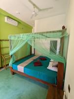Zimmer mit Kingsize-Bett und Balkon