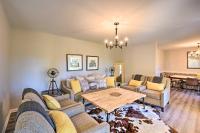 Mod Stable House on 10 Acres, Walk to Lake! - B&B