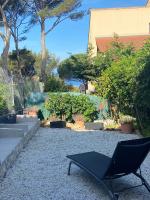 Logement entier T2 climatisé, parking gratuit, jardin, plage à 2min à pied - B&B Sanary-sur-Mer
