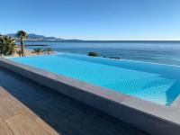 Appartement climatisé les pieds dans l'eau pour 6 personnes avec 1 suite parentale, 1 chambre double et 1 mini chambre Piscine sur le toit clim garage - Chambres d'hôtes Villeneuve-Loubet