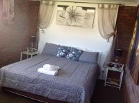 Habitación con cama extragrande.