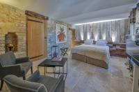 Habitación con cama extragrande y bañera de hidromasaje