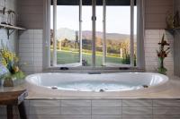 Zimmer mit Kingsize-Bett und Whirlpool