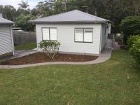 Sunnyside Retreat - Holiday Home - Walk to Nobbys or Flynns Beach , enjoy the sound of waves and birds - B&B