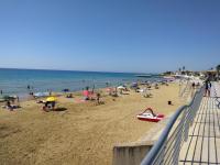 Yellow-house 100 meters from the sandy beach - Chambres d’hôtes Avola