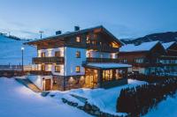 Serviced Luxury Chalet Evi, Ski-in Ski-out - B&B Kaprun
