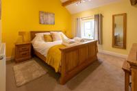 Caer Fedwen Barns Heulog Cottage King Bed Self Catering with Private Hot Tub - B&B Bodfari