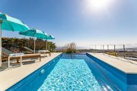 "NEW" Deluxe designer Villa Infinity, with Panoramic sea views,own exclusive heated private pool, subtropical gardens - Chambres d’hôtes