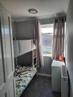 Cosy 3 bedroom residential house, private garden, 30 minutes from Alton Towers, 5 minute walk to Trentham Gardens. - B&B Stoke-on-Trent