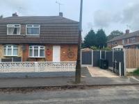 Ladbury House in Walsall, Near the M6, Walsall Uni and Hospital, with free parking and easy access to Birmingham city centre, only 20 mins from the NEC and Birmingham airport, 15 mins from Villa Park - B&B