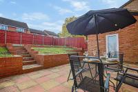 Detached House - City Centre Location - Free Parking, Garden, Smart TVs with Netflix by Yoko Property - B&B Milton Keynes