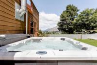 Hot Tub and Views over Central Queenstown - Entire Holiday House - B&B Queenstown