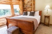 Habitación con cama extragrande.
