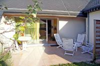 B&B Catteville - Enchanting holiday home in St Martin-de-Bréhal with terrace - Bed and Breakfast Catteville