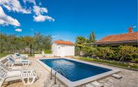 B&B Gostinjac - Amazing Home In Malinska With Outdoor Swimming Pool - Bed and Breakfast Gostinjac