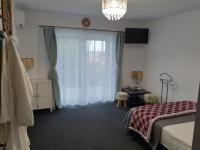 Zimmer mit Kingsize-Bett und Balkon