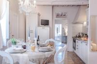 Casa Monique, A Smart Designed Sweet Air Conditioned Apartment Inside the Walls of Lucca - B&B Lucca